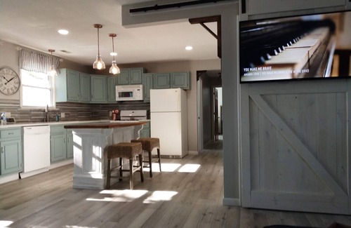 Howe Maison | Lake Retreat With Hot Tub