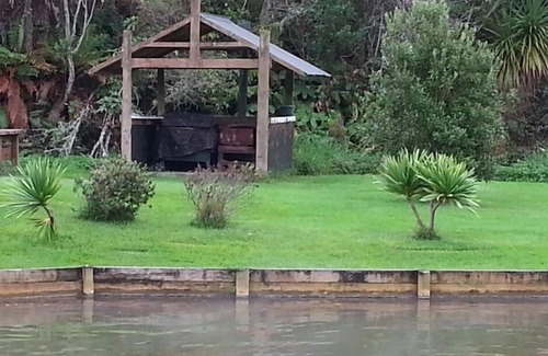 Rotoma Maison | Lac Rotoehu - Profitez de vacances d'été relaxantes au bord du lac, de la navigation de plaisance, du vélo.
