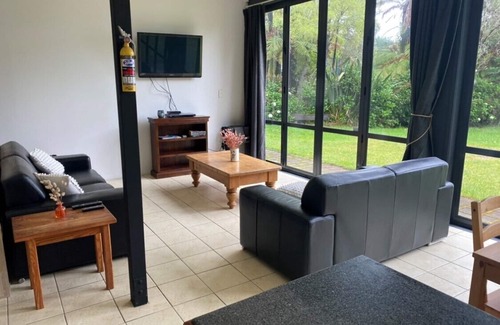 Tikitere Appartement | Lake Rotoiti - hot water creek.
