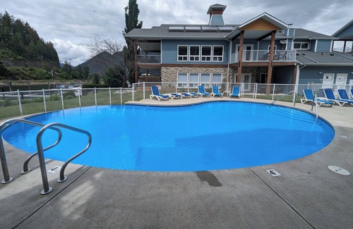 Sicamous Copropriété | Lake side 2-bedroom condo in Sicamous with WiFi, AC