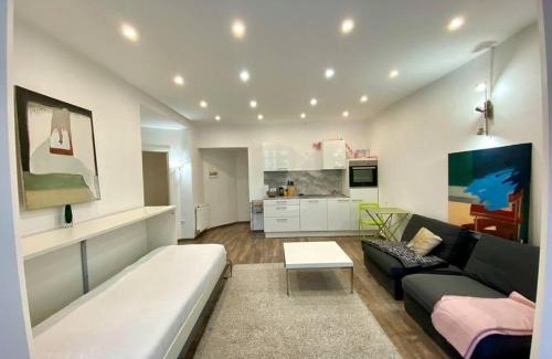 Tempelhof Appartement | Lake Side Park/Historic/BER/THF