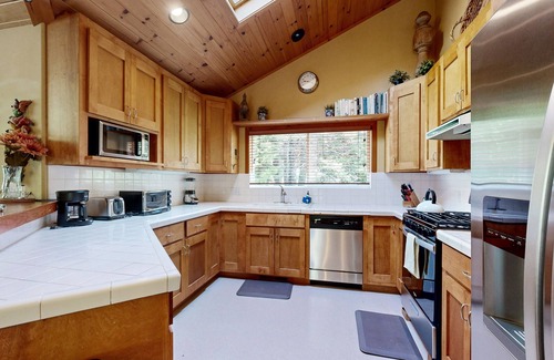 Comstock Acres Cabine | Lake Tahoe Cabin with Hot Tub, Private Studio, Garage & Yard - Near Resorts
