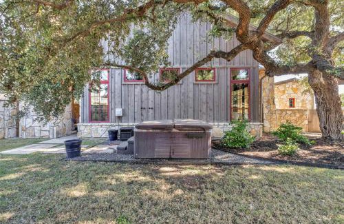 Spicewood Maison | Lake Travis Cottage - Hot Tub - Pickleball - BBQ