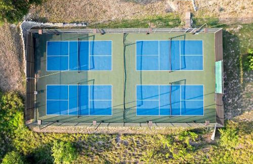 Spicewood Maison | Lake Travis Cottage - Hot Tub - Pickleball - BBQ