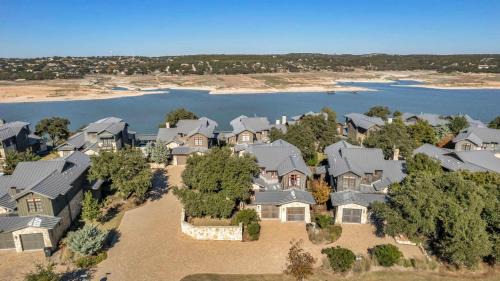 Spicewood Maison | Lake Travis Cottage - Hot Tub - Pickleball - BBQ