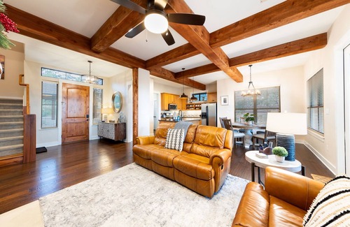 Leander Cabine | Lake Travis Hill Country Hollows Resort Cabin