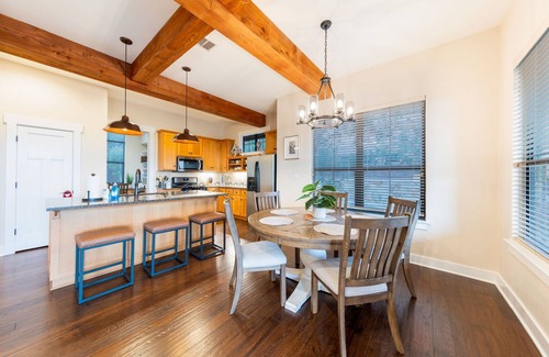Leander Cabine | Lake Travis Hill Country Hollows Resort Cabin