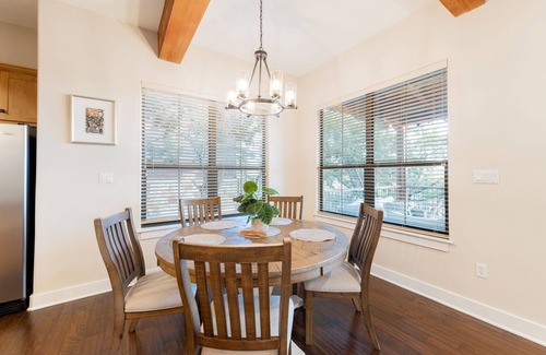 Leander Cabine | Lake Travis Hill Country Hollows Resort Cabin