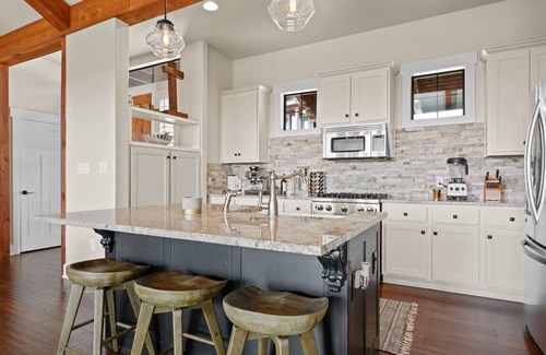 Leander Cabine | Lake Travis Luxury 5bd/3bath Cabin Hollows Resort