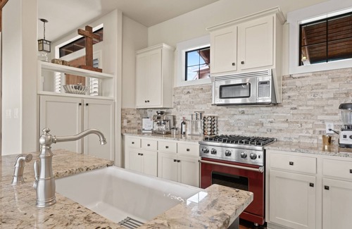Leander Cabine | Lake Travis Luxury 5bd/3bath Cabin Hollows Resort