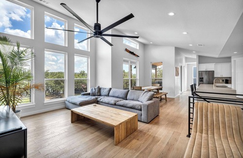Point Venture Maison | NEW LISTING 20% OFF! Lake Travis+Pickleball+Golf: Family & Bachelorette Friendly