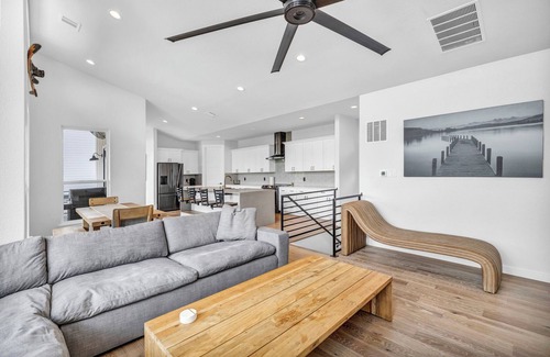 Point Venture Maison | NEW LISTING 20% OFF! Lake Travis+Pickleball+Golf: Family & Bachelorette Friendly