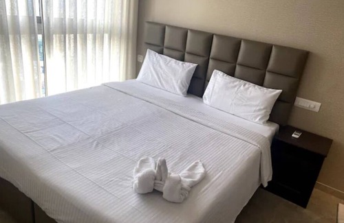 Hiranandani Gardens Appartement | Lake View 1-bedroom @ Hiranandani Powai- Maxxvalue