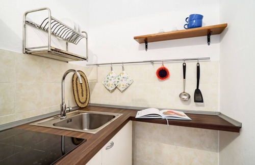 Vassena Appartement | Apt lake view with garden! WIFI and relaxation!
