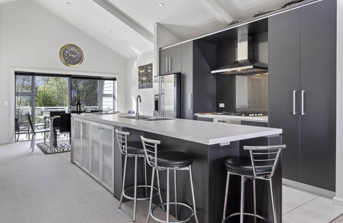 Taupo Cottage | Bay Bliss - Lake Taupo Holiday Home