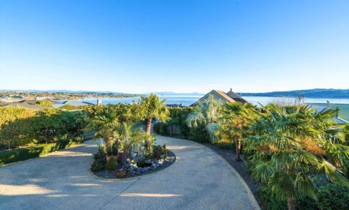 Hilltop Maison | Lake View by Town