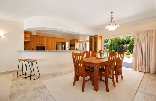Hilltop Maison | Base: 6 Extra: $40 172 Lake Terrace