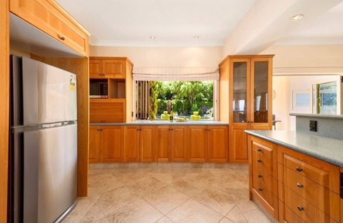 Hilltop Maison | Base: 6 Extra: $40 172 Lake Terrace