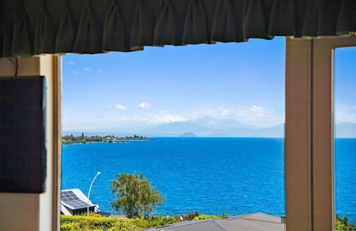 Hilltop Maison | Base: 6 Extra: $40 172 Lake Terrace