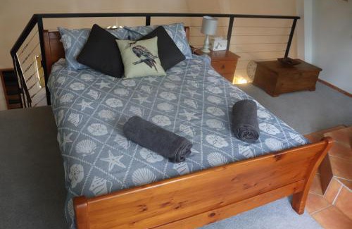 Landsborough Chalet De Ski | LAKE VIEW CHALET Australia Zoo close by
