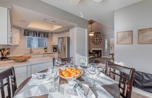 Chandler Copropriété | LAKE View Condo: Comm Htd POOL, Spa, Pickleball Cts, King Beds & TVs Both BRs