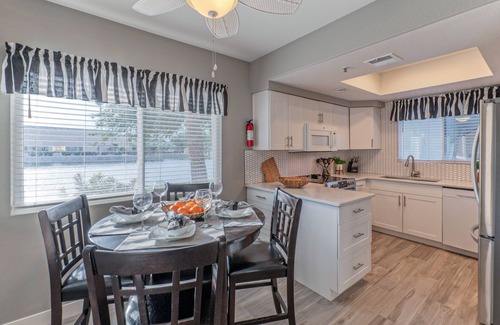 Chandler Copropriété | LAKE View Condo: Comm Htd POOL, Spa, Pickleball Cts, King Beds & TVs Both BRs