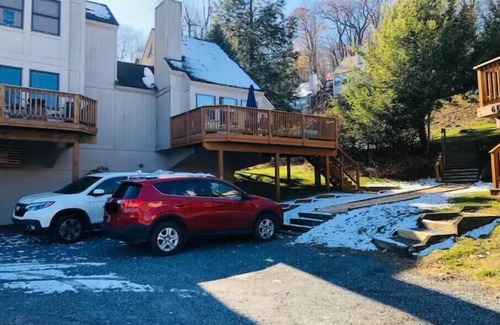 Mountainside Maison | Lake view condo with wood fireplace