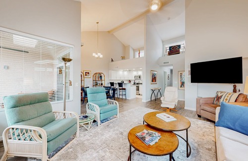 Townhomes On Coral Reef Maison | Lake view desert stay with pool, patio, grill, & smart TVs - snowbird-friendly