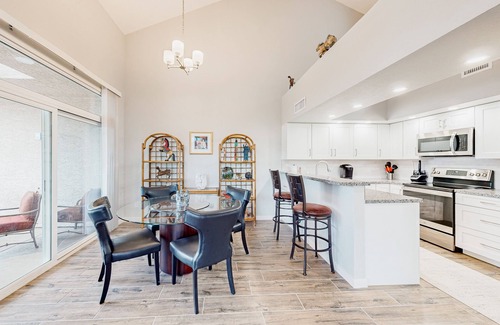 Townhomes On Coral Reef Maison | Lake view desert stay with pool, patio, grill, & smart TVs - snowbird-friendly