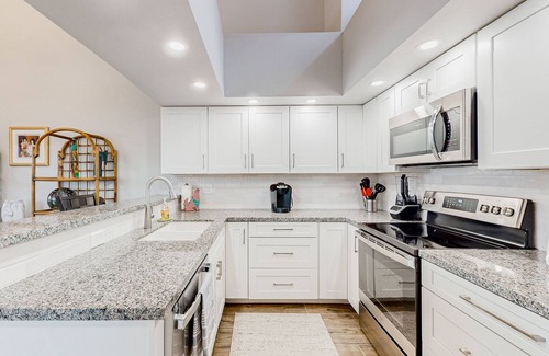 Townhomes On Coral Reef Maison | Lake view desert stay with pool, patio, grill, & smart TVs - snowbird-friendly