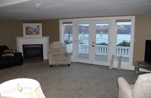 Watkins Glen Maison | Accueil vue sur le lac sur une falaise surplombant le lac Seneca