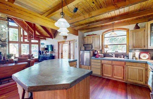 Lake Whitney Maison | Lake view home with expansive yard, lovely porch & nearby lake access