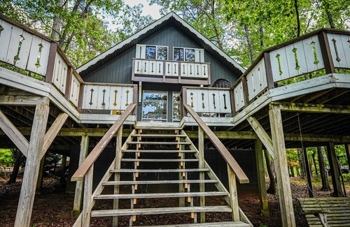 Pine Mountain Chalet De Ski | Lake View Paradise less than 1 mile from Callaway Gardens!!