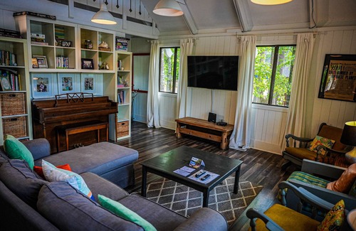 Pine Mountain Chalet De Ski | Lake View Paradise less than 1 mile from Callaway Gardens!!