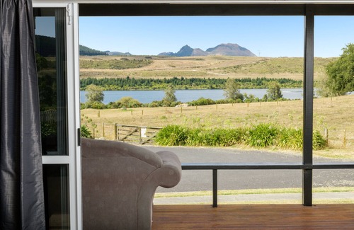Mangakino Maison | LAKE VIEW RETREAT - Relax, Unwind, & Make Memories
