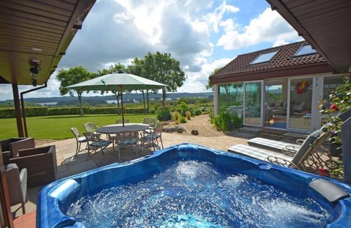 Compton Martin Maison | Lake View Retreat - with Hot Tub and Sports Bar