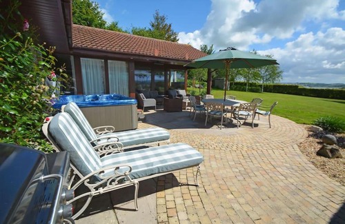 Compton Martin Maison | Lake View Retreat - with Hot Tub and Sports Bar