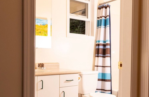 Balfour Maison | Lake view suite 3 minutes from the beach