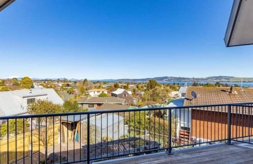 Richmond Heights Maison | Lake Views! 5min Drive to Town *No Service Fee*