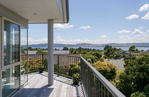 Richmond Heights Maison | Lake Views! 5min Drive to Town *No Service Fee*