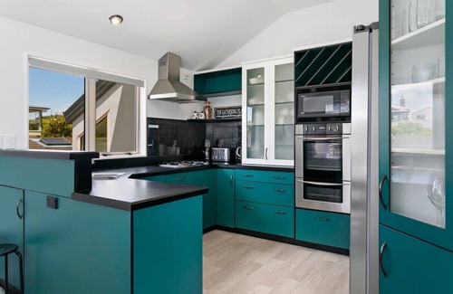 Richmond Heights Maison | Lake Views! 5min to Town Centre *No Service Fee*