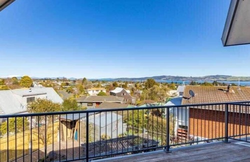Richmond Heights Maison | Lake Views! 5min to Town Centre *No Service Fee*