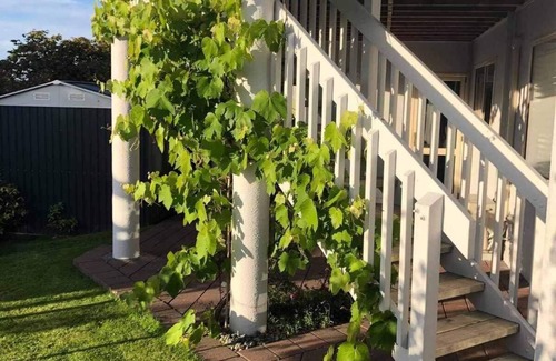 Richmond Heights Maison | Lake Views! 5min to Town Centre *No Service Fee*