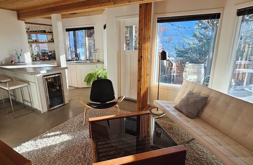 Okanagan-Similkameen Maison | Lake views, backyard oasis, minute from beach, private, late-century modern home