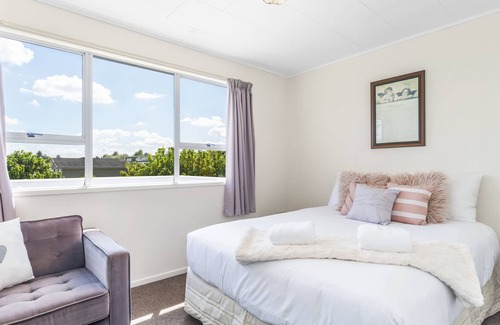 Richmond Heights Maison | Lake Views, Comfortable 3 Bedroom 2 Bathrooms Home