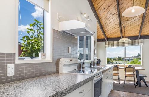 Richmond Heights Maison | Lake Views, Comfortable 3 Bedroom 2 Bathrooms Home