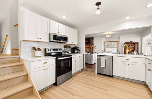 Watkins Glen Maison | ★Lake Views ★ Hot tub ★ King Beds ★ Mins to All