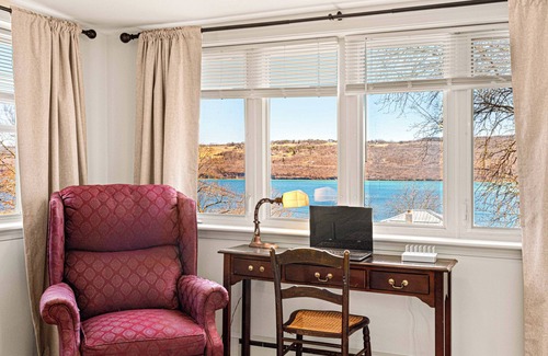 Watkins Glen Maison | ★Lake Views ★ Hot tub ★ King Beds ★ Mins to All