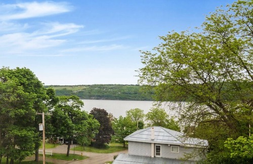 Watkins Glen Maison | ★Lake Views★ King Beds | Coffee Bar | Mins to All