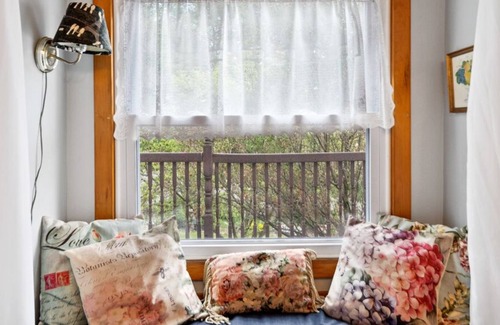 Watkins Glen Maison | ★Lake Views★ King Beds | Coffee Bar | Mins to All